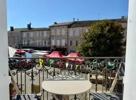 Luxury Apartment Overlooking Historic Town Market