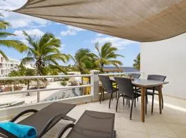 Den Laman Shark spacious Oceanview apartment