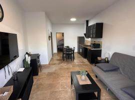 Maison T2 avec terrasse et cours de 50m2, Hotel in Sorgues