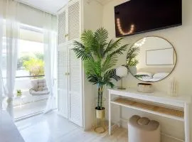 Mēne - Seafront Glyfada Apartment