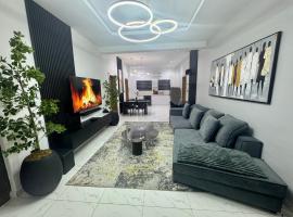 Spacious 2 Bedroom Apt Lekki Phase 1, Super Fast Wifi, hótel í Ilado