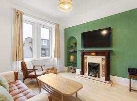 Maisonette Hideout with free street parking, hotel a Galashiels