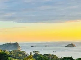 Breathtaking Ocean Vistas, Jungle Bliss, Walk to Eateries & Beach, Fast Internet