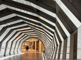 Downtown Yonge & Dundas Suite For Large Family Group - Private Washroom-Free Wifi-Self Chekin