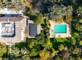 Anton Grand Estate - 5BR Villa with Private Pool, hotel a Aradhippou