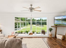 Dream Estate with Pool, Bonfire & 100 Acres Nature, hotel en Bloomington Springs