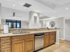 Luxury 2BR Naples Condo with Bay and Gulf Views, hotel din Naples
