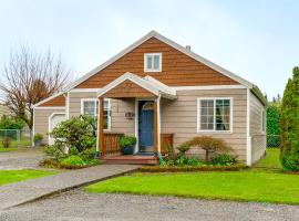 Walk to ‘Twilight’ Sites! Forks Home w/ Hot Tub, hotel a Forks
