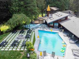 Luxury Farm House with Pool , Hot Tub , Sauna Retreats and Events Allowed, хотел в Лангли