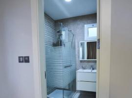Mordern 4 Bedroom Apartment, hotel i Janman