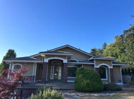 2-Bedroom 2-Bathroom ThePALACE at Univ of Oregon Campus on I-5 Freeway near Hayward Field and Autzen Stadium! FREE WiFI & NEW Washer and Dryer and BBQ on Patio! Almost 2000 square foot all to yourself!!, hotell sihtkohas Eugene