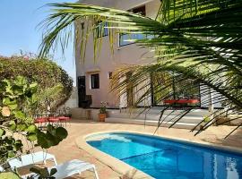 Villa familiale avec piscine, barbecue et salle cinéma à proximité de Saly, готель у місті Мбур