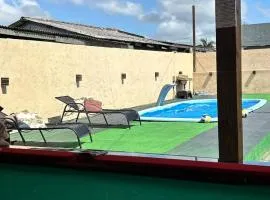 Casa com piscina aquecida e quadra de vôlei