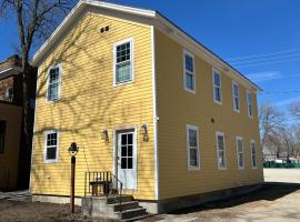 Schoolhouse Vacation Rental, hotel a Clear Lake