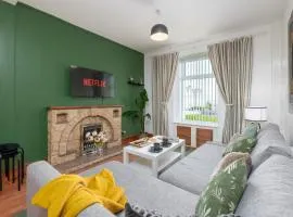 3BDR Town House in the Heart of Holyhead - Free Onsite Parking