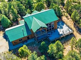 Remodeled Cabin 7 Miles from Zions National Park, khách sạn ở Orderville