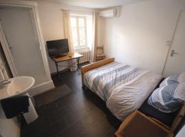 The Val Hotel: Châlus şehrinde bir otel