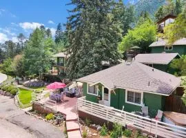 Rockhound Cabin Stunning Views and Private Hot Tub