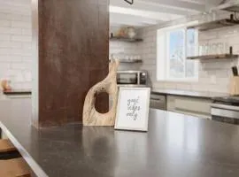 Saddle House w/ Saloon| Hot Tub | Fireplace | Ski House