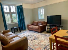 2 Bed City Center Apartment Near Station with Parking, hotel di Guildford