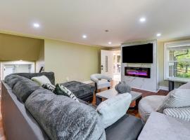 11 Acres & Balcony! Sleek Retreat in Americus, хотел в Америкус