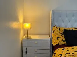 Cozy Private Spacious Blackout Room