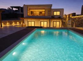Luxury Villa Frankie Mykonos private pool&jacuzzi, Hotel in Kalafatis