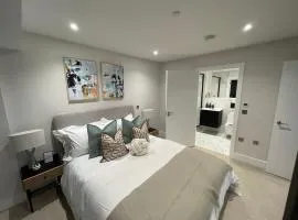 Luxury New 1-Bed Flat-Steps to Tube-Secure Entry