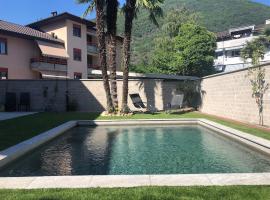 Elegant apartment with pool and parking, viešbutis mieste Lozonė