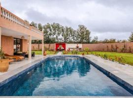 Villa Vue Atlas avec Piscine Marrakech, hotell i Tikoutar
