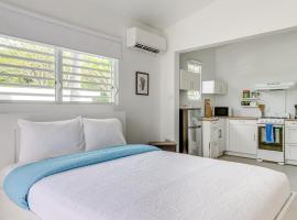 Hillside Vieques Casita w/ Pool & Hot Tub Access!, hotel sa Vieques