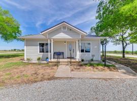 Rural Texas Retreat: Patio + Country Views!, hotel a Muenster