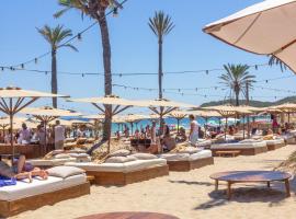 Apartment next Ushuaia beachfront with terrace, Hotel in Sant Josep