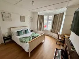 Comfy Private Room in BS7 Minutes from Southmead Hospital