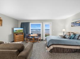 Ground Floor Oceanfront Condo - Full Kitchen - Pool & Hot Tub, hotel di Lincoln City