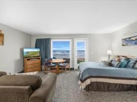Ground Floor Oceanfront Condo - Full Kitchen - Pool & Hot Tub