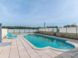 Maisonnette 4-6 personnes et piscine chauffée, hotell i Saint-Yan
