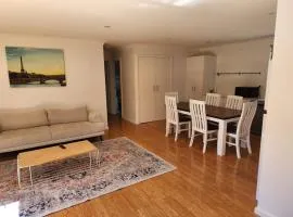 Cosy Modern 3 Bedroom 2 Bathroom Home Near The Canberra Hospital