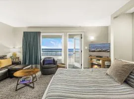 Oceanfront Family Suite - Full Kitchen - Beautiful Views and Pool & Hot Tub Access