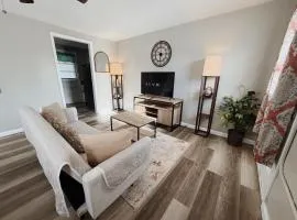 Historic 1BR Apartment Near VSU & SGMC 2 Queen Beds