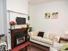 Comfortable Victorian Terrace close to shops