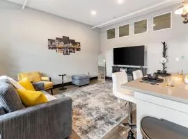 South Side Retreat - Elevator and WiFi - Sleeps 4