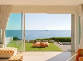 Henley Beachfront Luxury Home With Private Pool, Spa And Sauna!