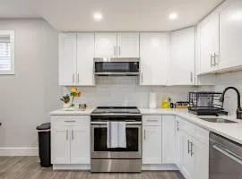 Cozy Family Friendly Suite Near Whyte, UofA, Kinsmen with Desks or Home-office and Full Kitchen