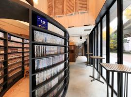 QuintessaHotel Osakaumeda Comic&Books, hotell i Osaka