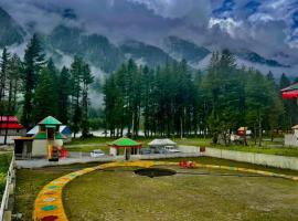 Kumrat valley Rever site room โรงแรมในTāl