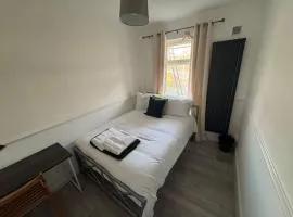 38LYW Room 3 - Modern Dbl Room Stratford, London