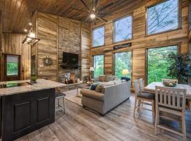 Mini Marshmallow Cabin - Cozy & Romantic GetAway, hotell sihtkohas Broken Bow