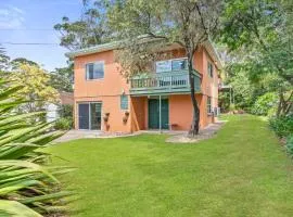 Retro Retreat - Family Holiday Home away from Home