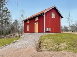 Cozy Home In Holsbybrunn With Wifi
